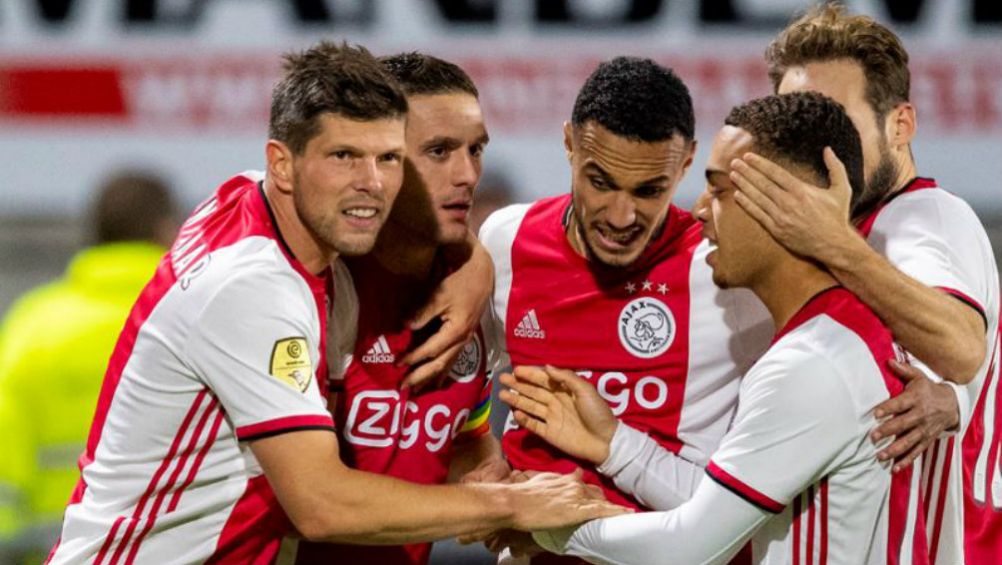 Jugadores del Ajax celebrando su anotación ante RCK Waalwijk