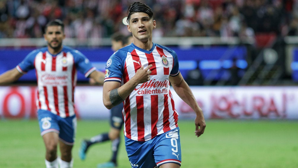 Alan Pulido durante un partido de Chivas