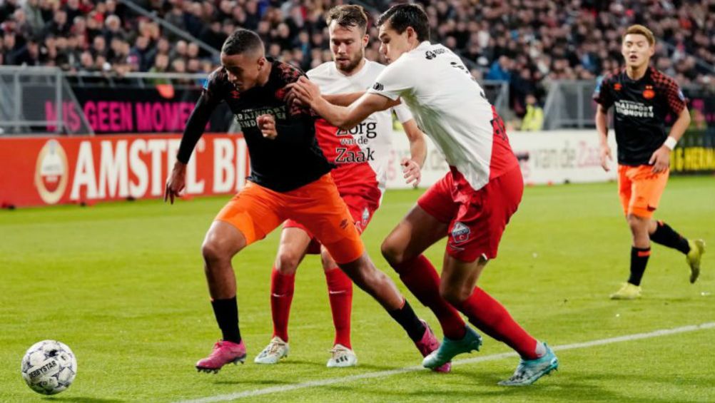 Jugadores del Utrecht y PSV pelean el balón