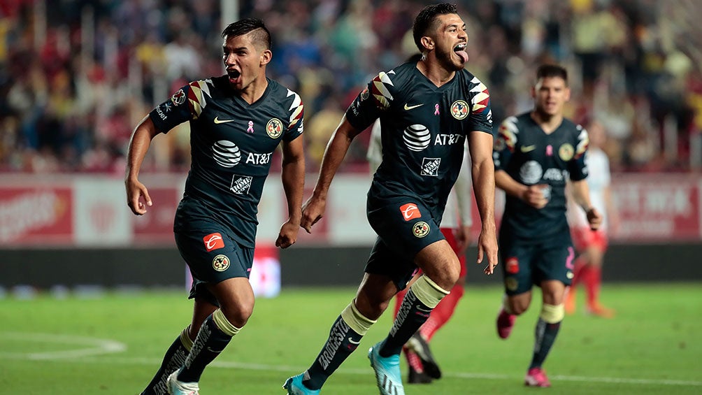 Henry Martín festeja gol contra Necaxa