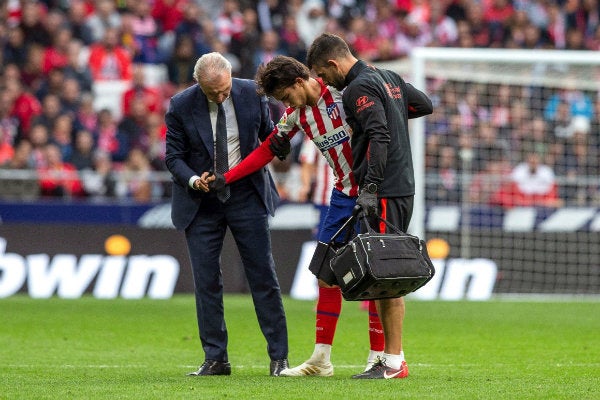 Joao Félix siendo atendido por la asistencia médica rojiblanca