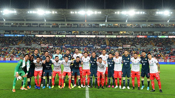 Jugadores de América y Necaxa, previo al partido