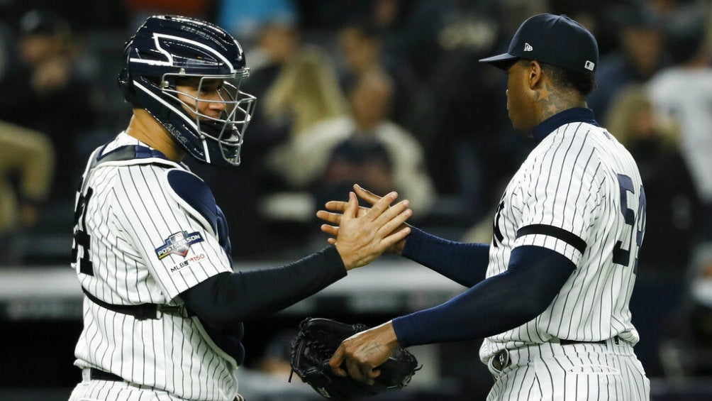 Aroldis Chapman celebra con Gary Sánchez