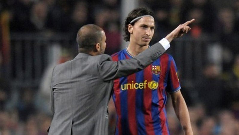 Pep Guardiola da indicaciones a Zlatan en el Barcelona