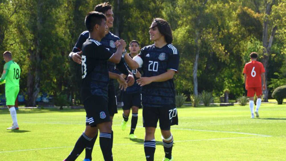 Jugadores del Tri Sub 17 celebran un gol ante Canadá