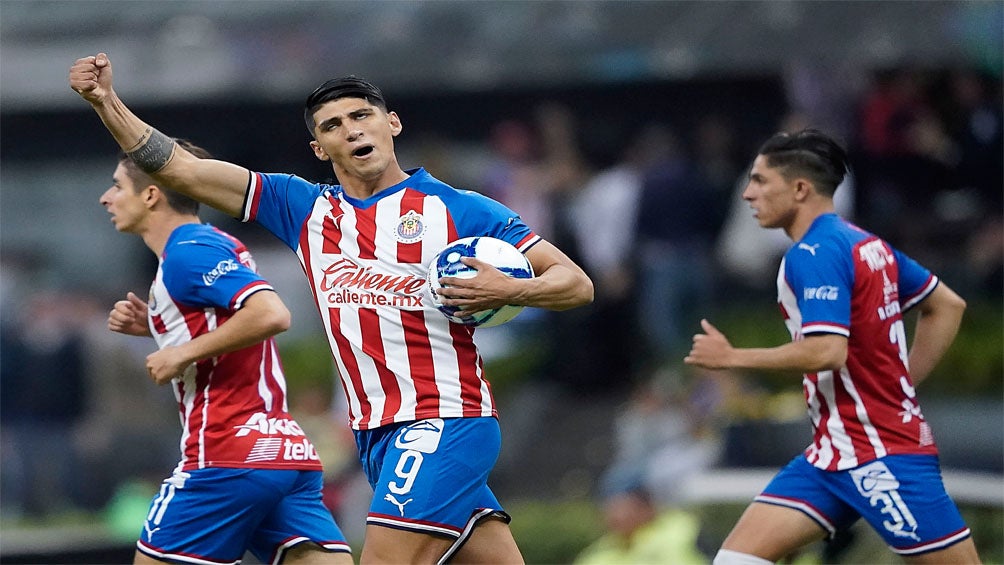 Alan Pulido festeja un gol en la Liga