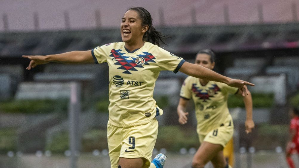 Lucero Cuevas celebra gol con América