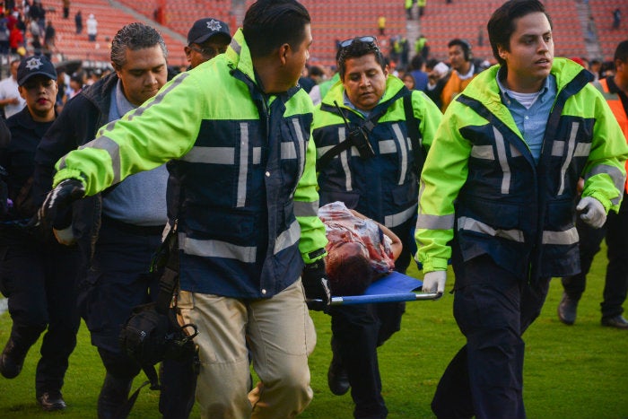 Aficionado sale herido de la cancha