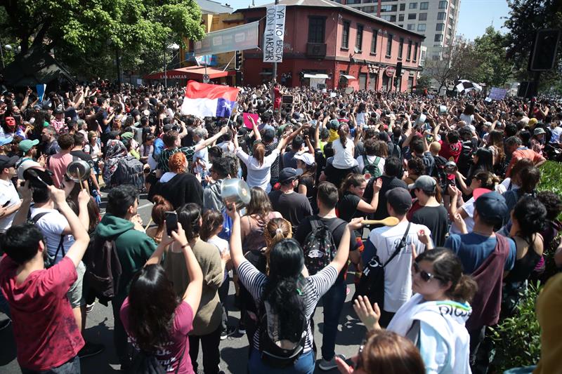 Manifestantes en el barrio Ñuñoa, en Santiago de Chile