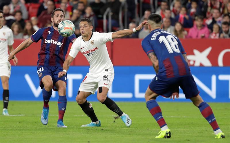 CH14 disputa un balón en el juego ante Levante