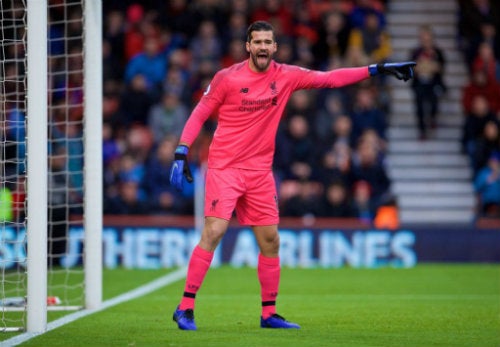 Alisson durante un partido del Liverpool