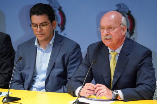 Álvaro Ortiz y Enrique Bonilla en una conferencia de prensa