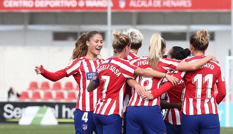 Jugadoras del Atlético de Madrid celebran contra el Real Madrid