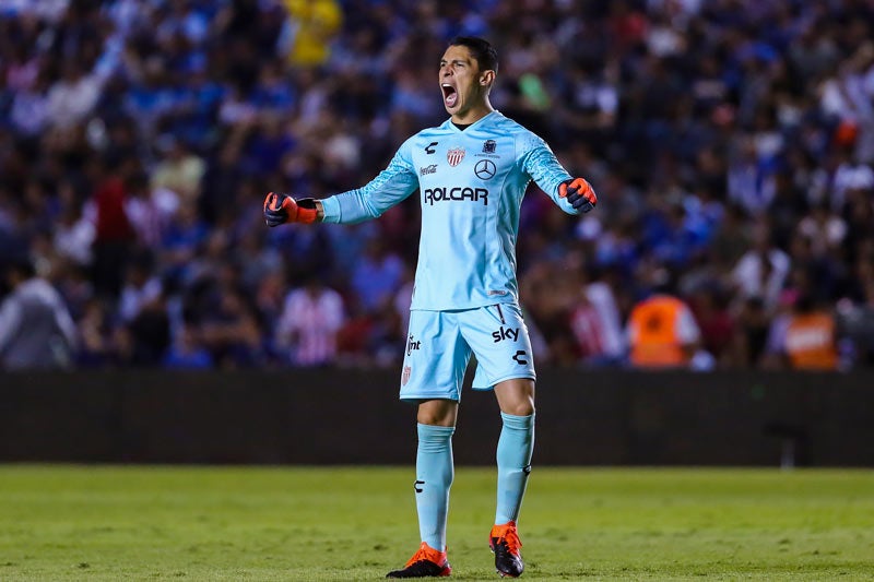 Hugo González lanza un grito en un juego de Necaxa