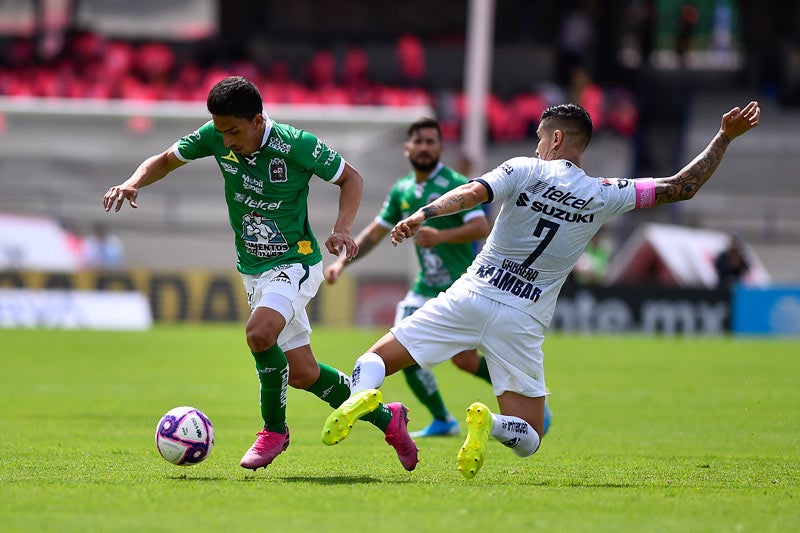 Ángel Mena disputa un balón David Cabrera