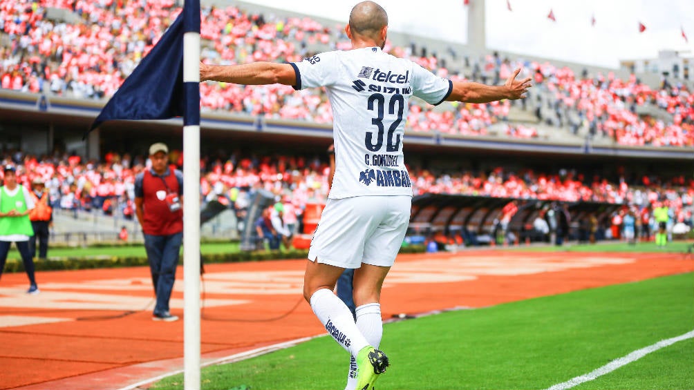 Carlos González festeja el gol de Pumas