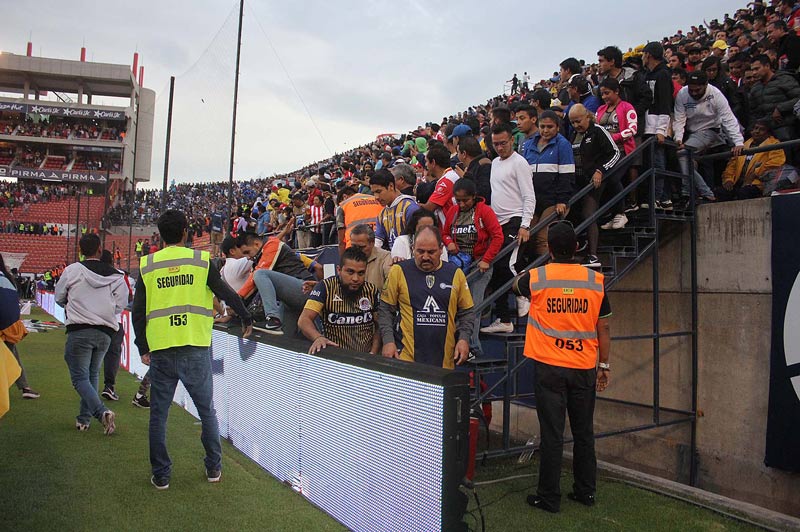 Afición ingresa a la cancha Alfonso Lastras para resguardarse 