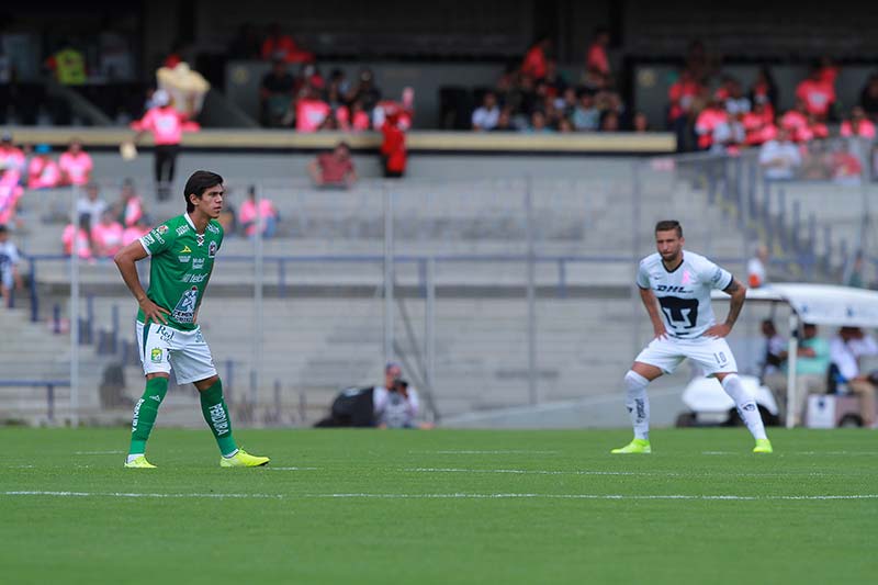 JJ Macías se estira durante el minuto de solidaridad