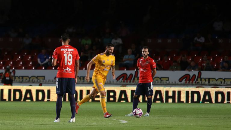 Gignac se enfila a marcar un gol contra el Veracruz 