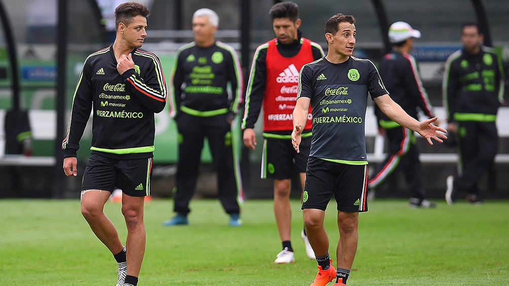 Chicharito y Guardado, durante un entrenamiento con el Tri