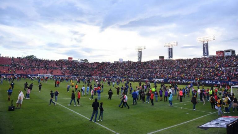 Aficionados en la cancha del Alfonso Lastras