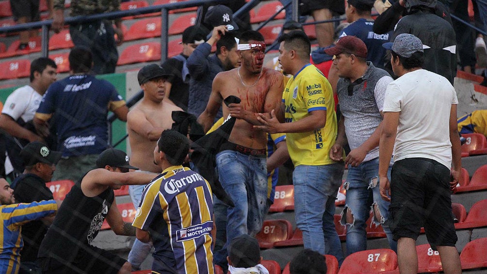 Afición de San Luis y Gallos pelean durante un partido