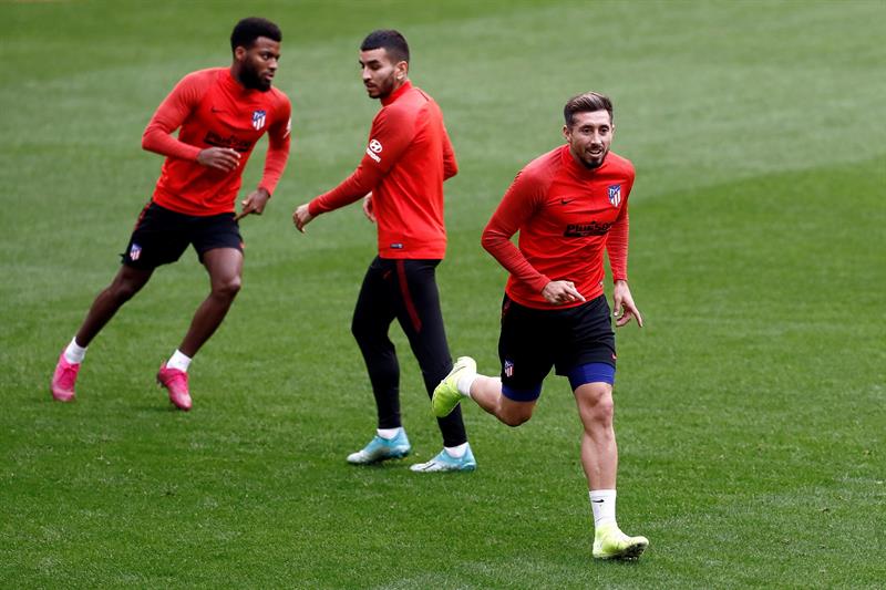 Héctor Herrera entrenando con sus compañeros