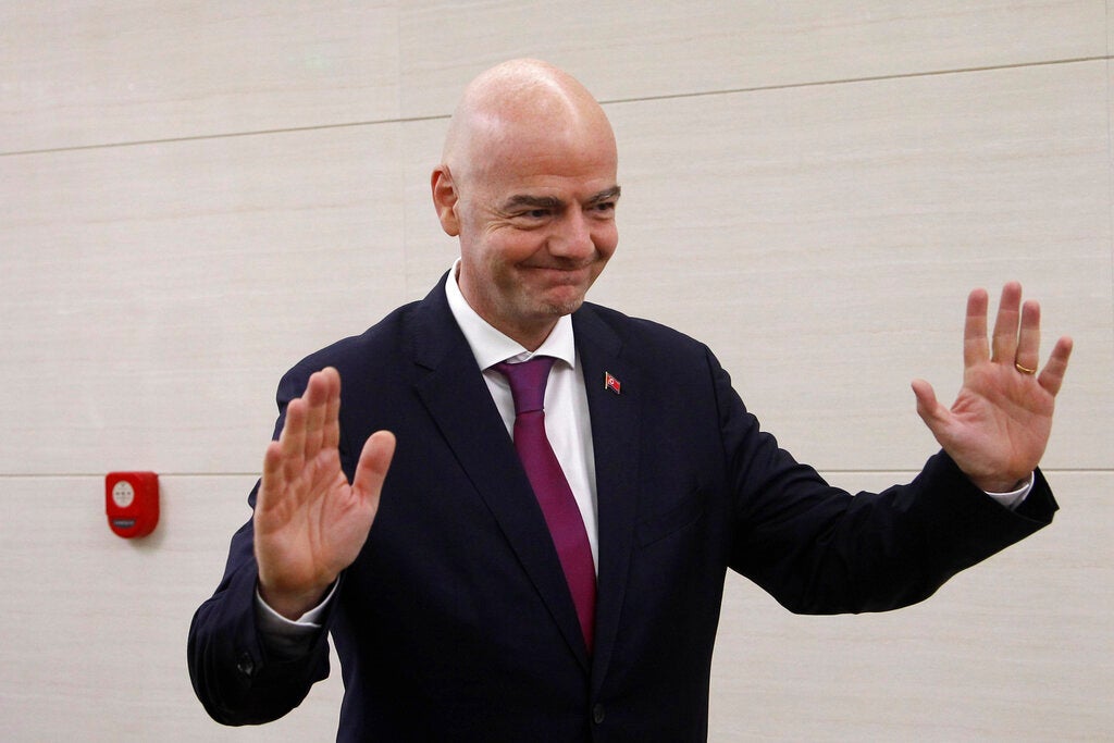 Infantino saluda previo a una entrevista