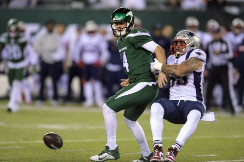 Sam Darnold pierde el balón durante el partido