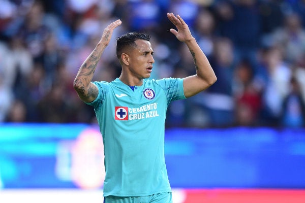 Yoshimar Yotún durante un partido con Cruz Azul