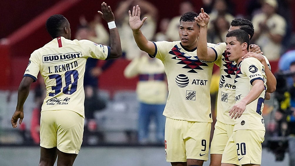 Jugadores del América celebran una anotación en el Azteca 