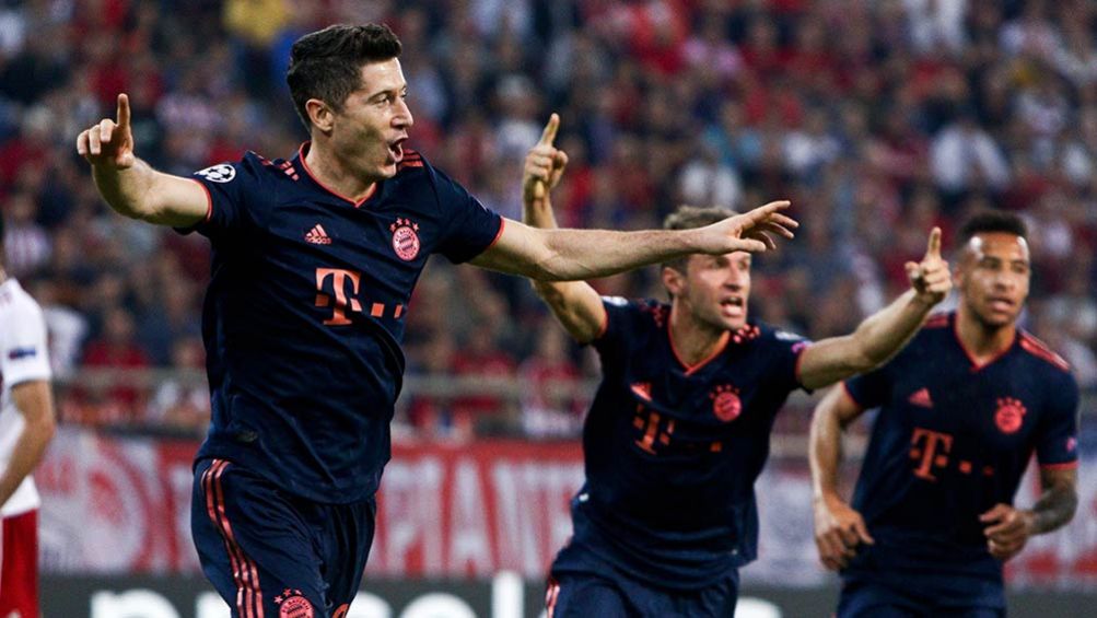 Lewandowski celebra una de sus anotaciones frente al Olympiacos