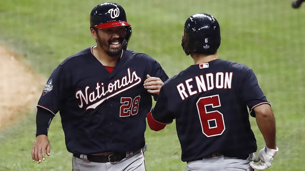 Kurt Suzuki y Anthony Rendon festejan en el Juego 1