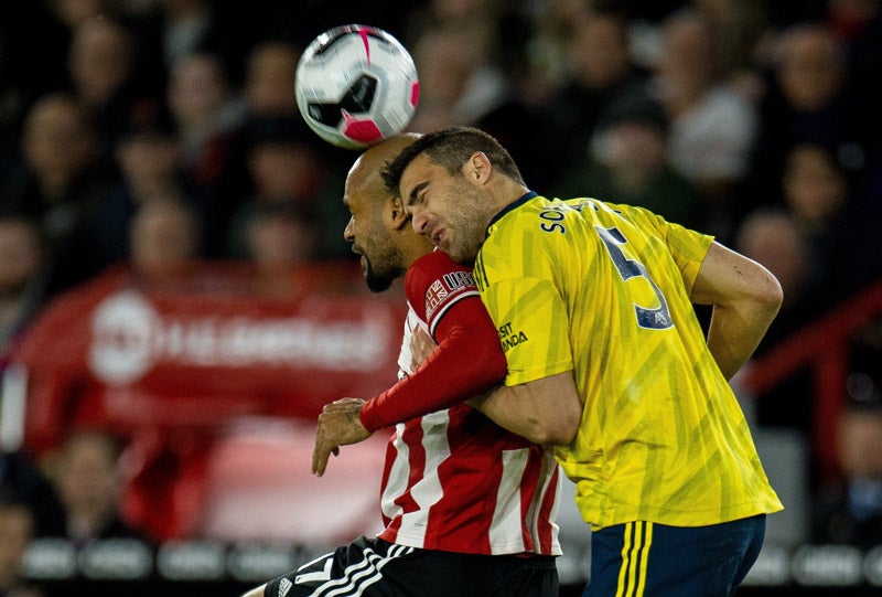 Así se pelea el balón en un duelo de la Premier League 