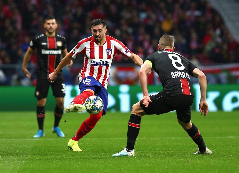 Héctor Herrera en acción contra el Leverkusen en Champions