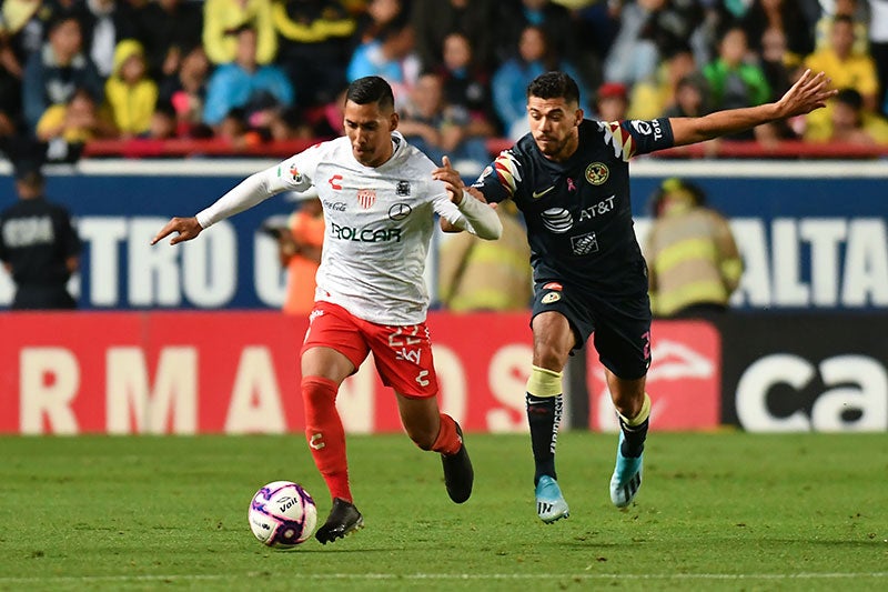 Ricardo Chávez disputa el balón con Henry Martín