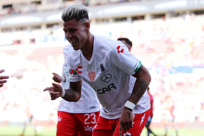 Cristian Calderón celebra un gol con Necaxa