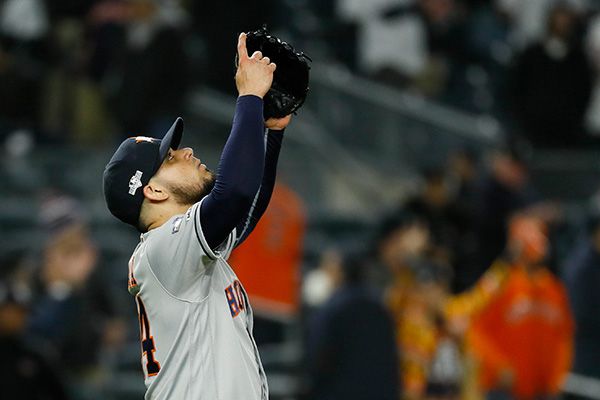 El mexicano Roberto Osuna festeja en un juego con Astros 