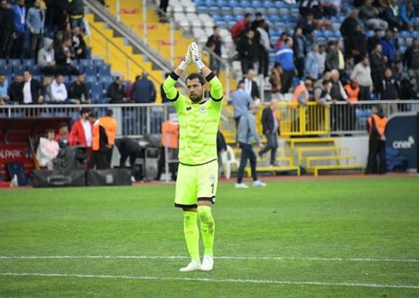 Serkan Kirintili aplaude en un juego