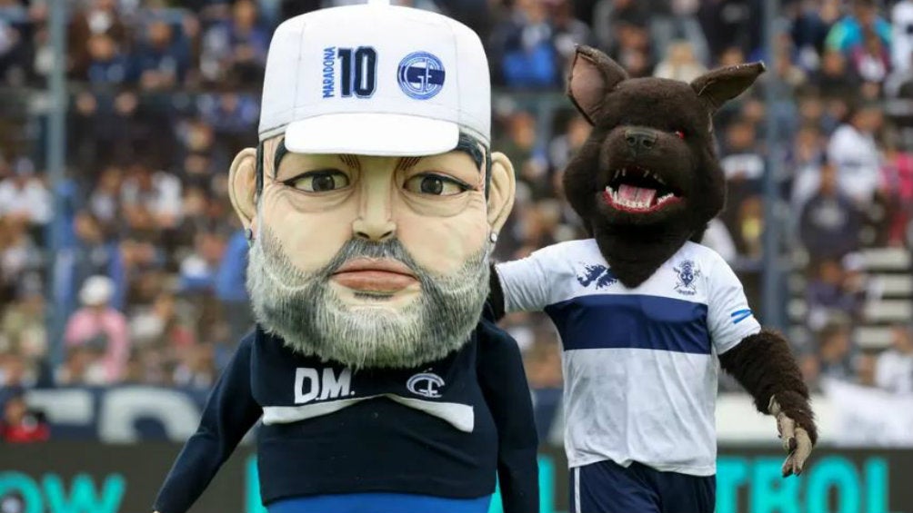 La nueva botarga de Maradona junto al Lobo