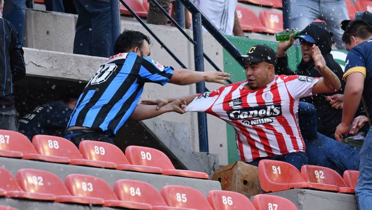 Dos aficionados se pelean en el Alfonso Lastras