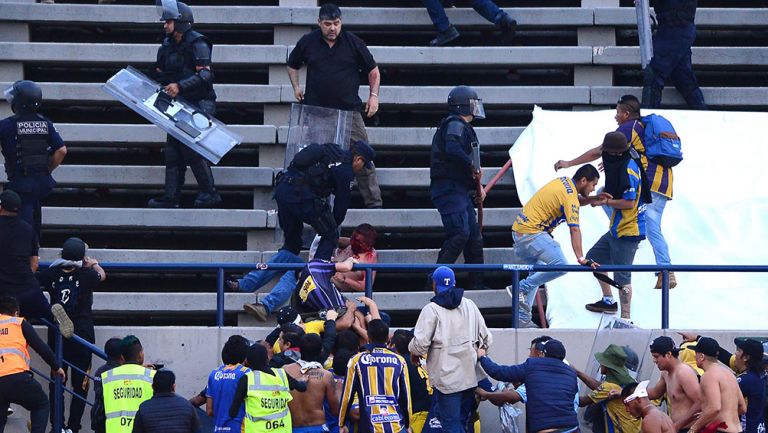 Aficionados, golpeándose en la tribuna del Alfonso Lastras 