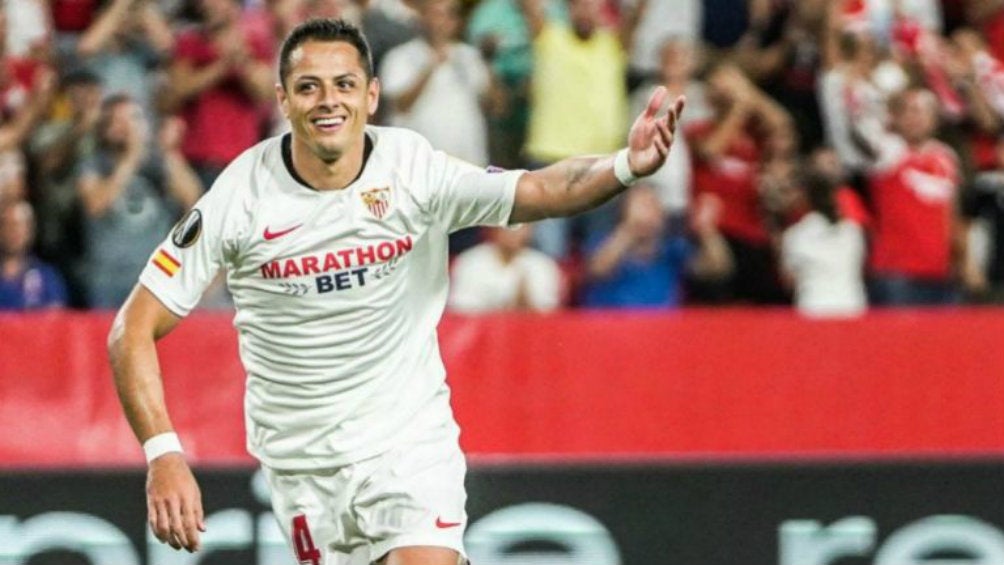 Chicharito Hernández festeja un gol con el Sevilla