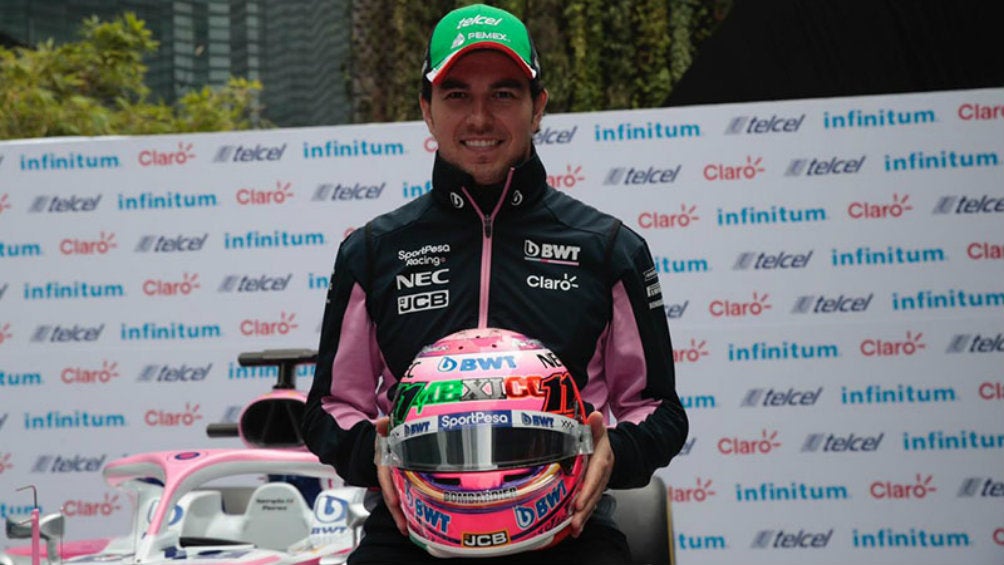 Checo Pérez posa con su casco 