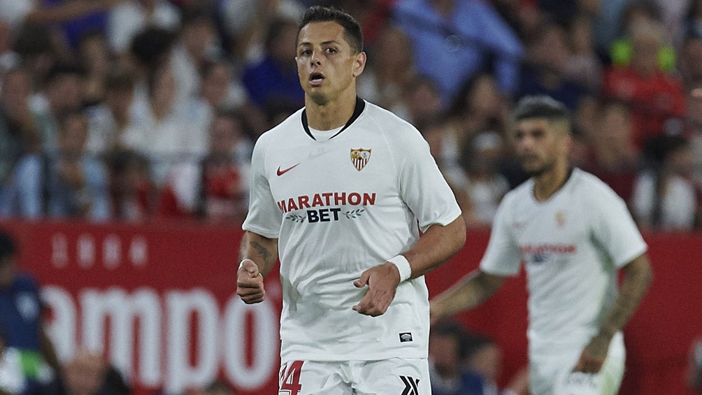 Chicharito, durante un duelo con el Sevilla 