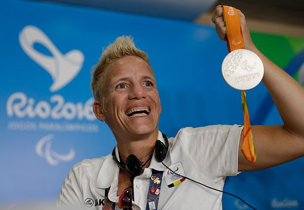 Marieke Vervoort presume una de sus medallas en 2016   