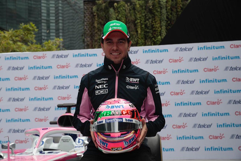 Checo Pérez posa con su casco