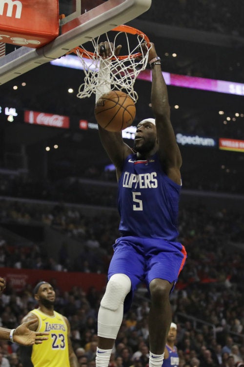 Montrezl Harrell clava el balón durante el partido