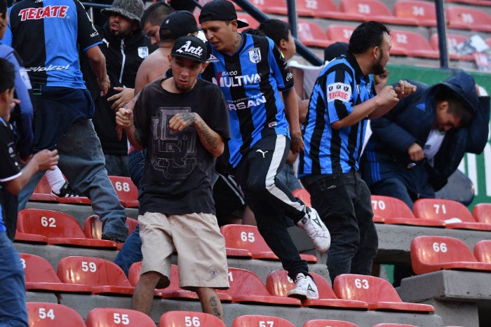 Fans de Gallos en gresca en el Alfonso Lastras