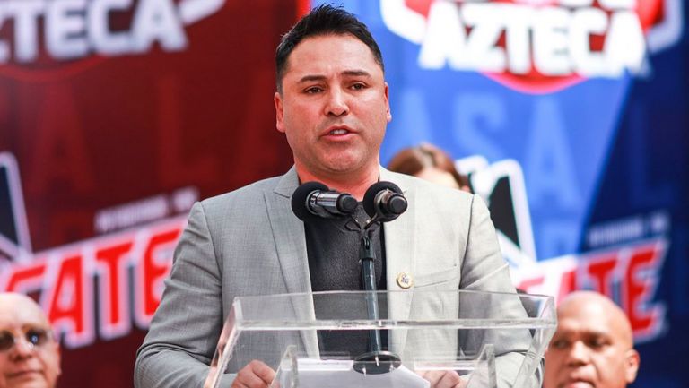 Oscar De La Hoya habla en un evento público